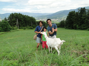 木島平スキー場のゲレンデでヤギと記念撮影