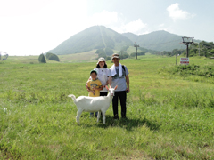 ゲレンデの草原でヤギと記念撮影