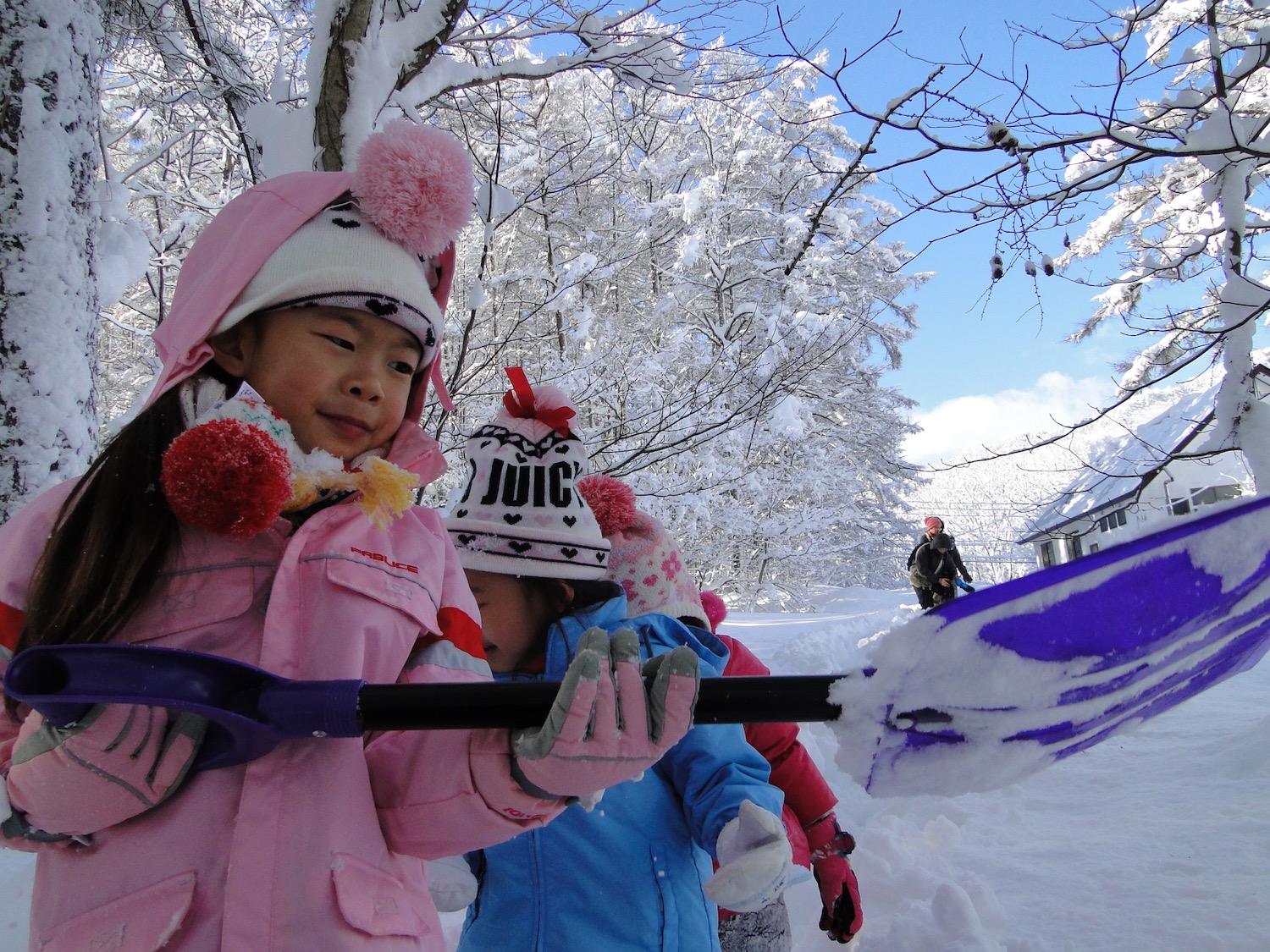 雪遊びを楽しむ子ども