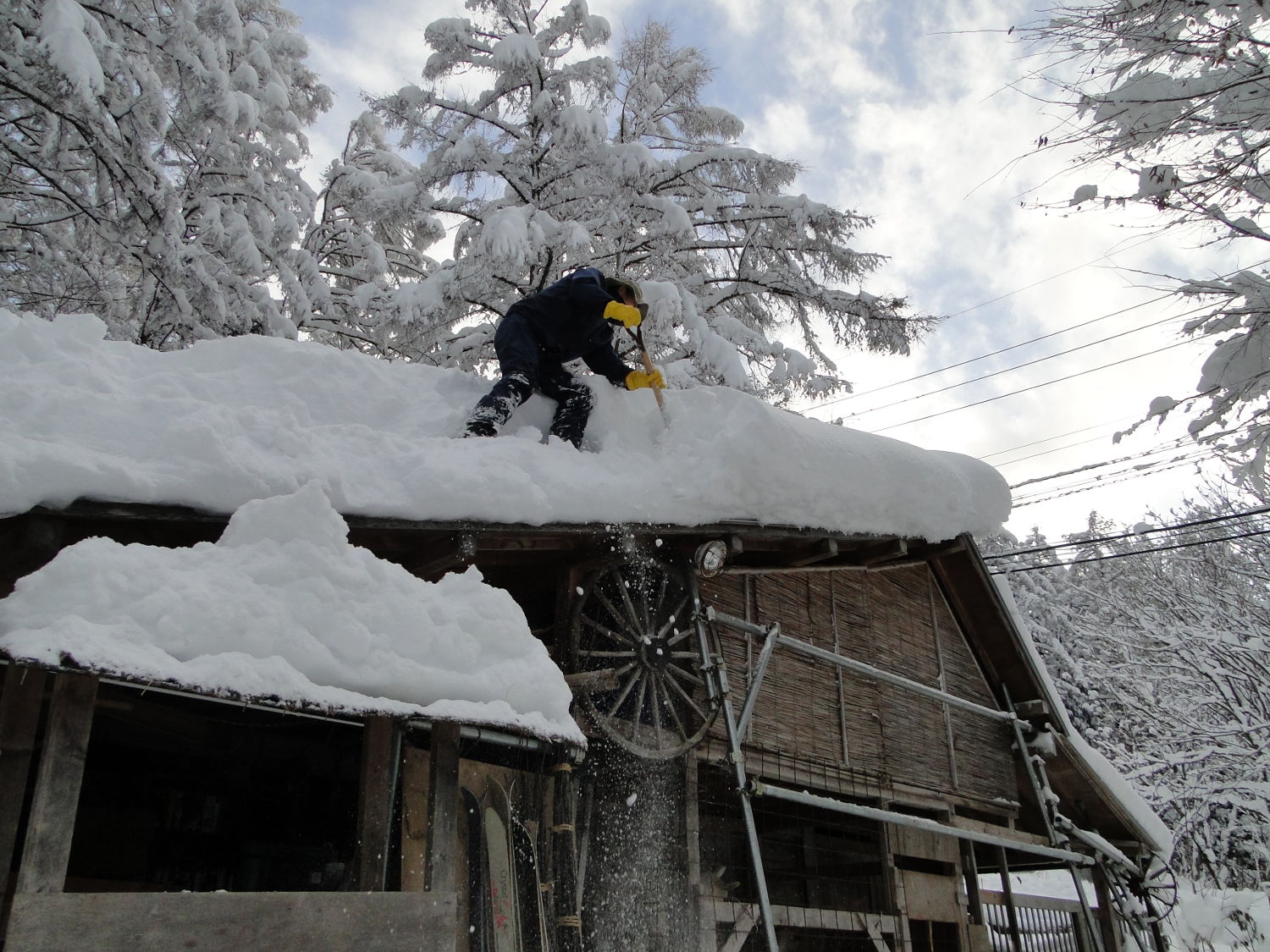 雪国　信州木島平村の冬の暮らし　雪下ろし