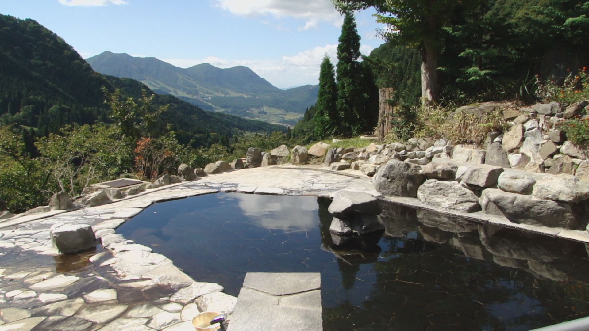 木島平村にある馬曲温泉の眺めが良い露天風呂