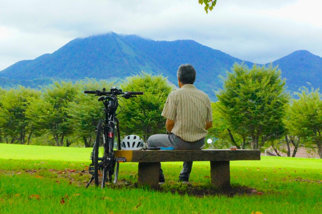 E-bikeサイクリングの途中、木島平村ケヤキの森公園で一休み