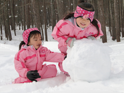 雪遊びを楽しむ小さな子ども