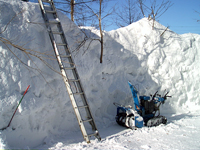 庭の周りにできた雪の壁